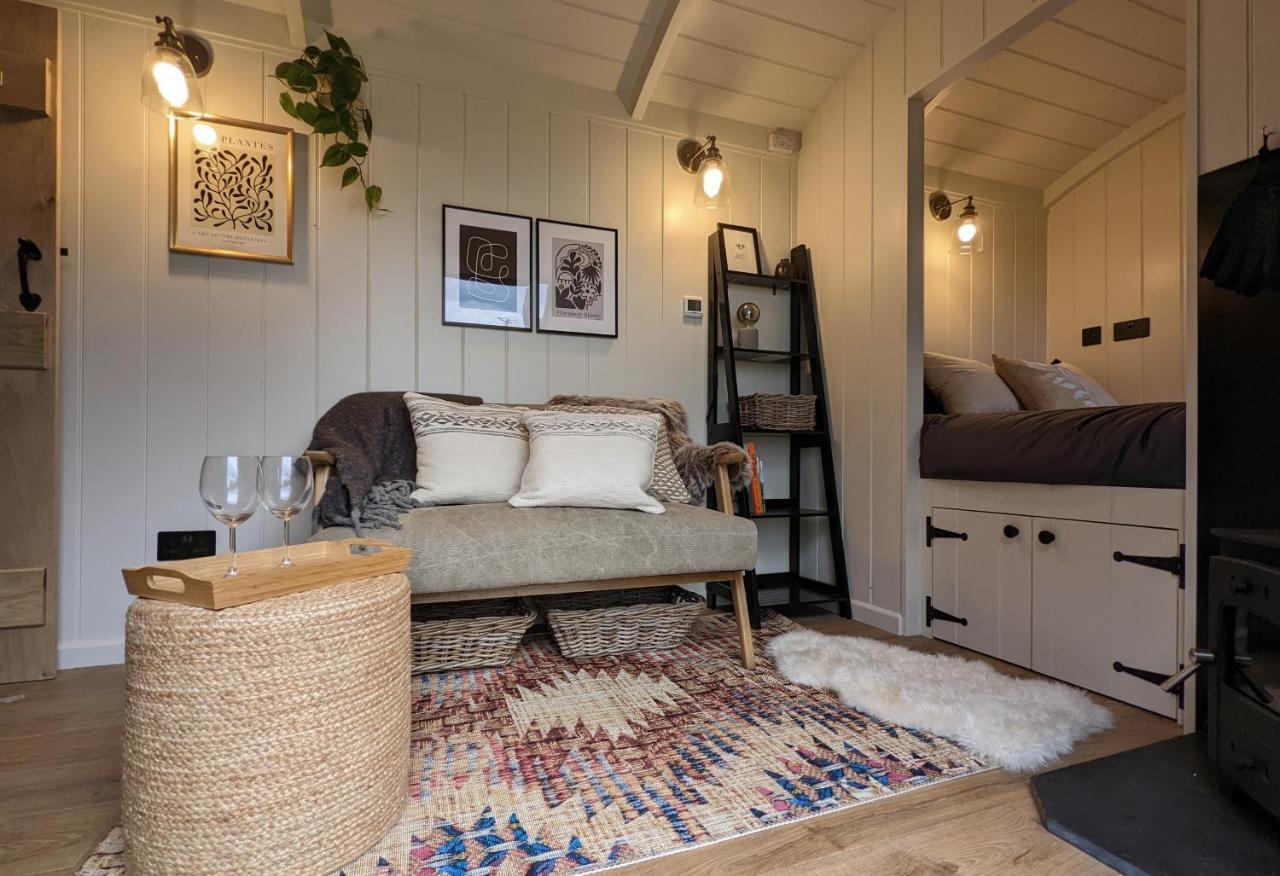 Luxury Shepherd's Hut In Private Orchard W/hot-tub * Bristol